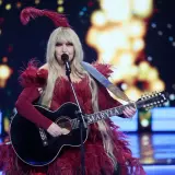 Maryla Rodowicz w piórach i z gitarą, przygotowuje się do koncertu. Jej piosenki, ułożone alfabetycznie, zabrzmią już wkrótce.