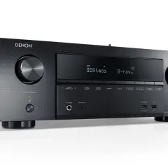 Czarny amplituner Denon z napisem Dolby Atmos, gotowy do zanurzenia w kinowym dźwięku.