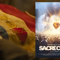 Dłoń trzyma flagę z Sercem Jezusa. Obok plakat filmu "Sacré Cœur", przypominający o dniach których nie znamy.