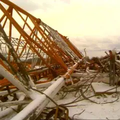 Zniszczony maszt radiowy w Konstantynowie leży na ziemi, pokryty śniegiem.