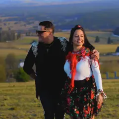 Kordian disco polo w stylizacji góralskiej z ukochaną na tle malowniczego krajobrazu.