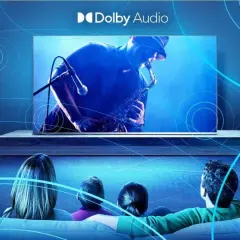Rodzina ogląda koncert saksofonisty na ekranie telewizora, ciesząc się kinowym dźwiękiem Dolby Digital Plus.