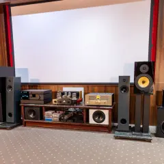 Pokój kinowy z wieloma głośnikami i sprzętem audio, idealny dla każdego audiofila.