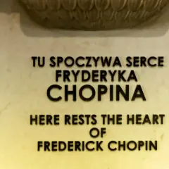 Tu spoczywa serce Chopina. Napis na pomniku upamiętniającym miejsce pochówku serca Fryderyka Chopina.