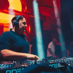 Ile lat ma DJ Kris? Wiek i historia twórcy Sunrise Festival