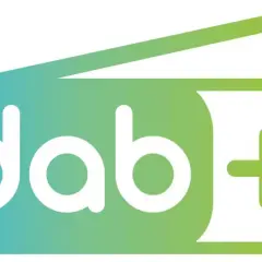 Logo DAB+ z białym napisem na tle gradientowym od niebieskiego do zielonego, symbolizujące nowoczesne częstotliwości radiowe.