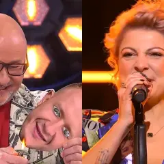 Zabawny moment z programu, gdzie mężczyzna z maską na twarzy zapala ją zapalniczką, podczas gdy kobieta śpiewa. To jak vox piosenki alfabetycznie, ale z humorem.