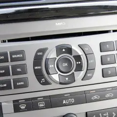 Panel radia samochodowego z przyciskami do wyboru stacji radiowych w Warszawie.
