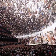 Niesamowite wizualizacje na u2 koncertach: tłum, scena i niebo pełne motyli, ptaków i węży.