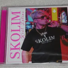 Okładka płyty CD z wizerunkiem artysty Skolim, który prezentuje się jako Król Latino.