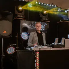 Ile bierze DJ za imprezę? Cennik, koszty, jak nie przepłacić