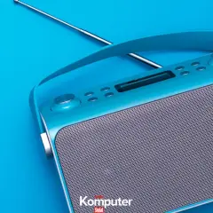 Turkusowe radio z anteną, gotowe do odbioru ulubionych stacji w jakości dab+.
