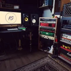 Studio z komputerem, monitorami studyjnymi, rackiem z efektami i wzmacniaczami gitarowymi. To miejsce, gdzie rodzą się dźwięki, a technologia skytech wspiera kreatywność.