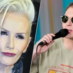Kobieta z blond włosami i mężczyzna w okularach śpiewają. Tekst piosenki "czekam na wiatr co rozgoni" pasuje do tej sceny.