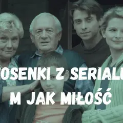 Rodzina z serialu "M jak miłość" na tle drewnianej chaty. Tekst piosenki z serialu.