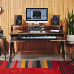Studio nagraniowe gotowe do tworzenia muzyki do teledysku. Komputer, klawisze, gitara i wzmacniacz czekają na inspirację.