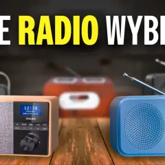 Różne stacje radiowe, od klasycznych po nowoczesne, stoją na drewnianym blacie. Wybierz swoje idealne radio!