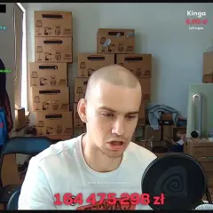 Chłopak z ogoloną głową podczas łatwogang stream, zbiera pieniądze na cele charytatywne. Na ekranie widać kwoty zbiórek i listę darczyńców.