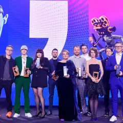 Laureaci na gali Empiku 2026 odbierają nagrody. Na scenie widać grupę osób z pucharami, a w tle ekran z grafikami.