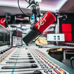 Mikrofon z logo ZET w studiu radiowym. Słuchaj nas na odpowiedniej radio zet częstotliwość, by usłyszeć najlepszą muzykę i wiadomości.