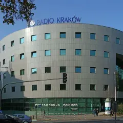 Nowoczesny budynek Radia Kraków. Sprawdź jego częstotliwość, by posłuchać lokalnych wiadomości i audycji.