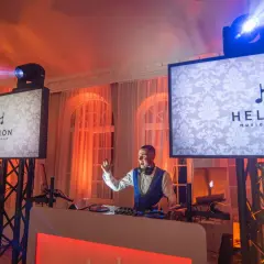 Ile kosztuje DJ na studniówkę? Ceny, pakiety i jak wybrać mądrze
