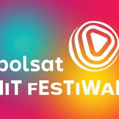 Logo Polsat Hit Festiwal na tle gradientu. Biały napis "polsat" i "HiT FESTIWAL" obok stylizowanego symbolu odtwarzania.