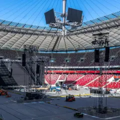 Stadion przygotowany do wielkiego koncertu sanah 2026. Ogromna scena, telebimy i trybuny czekają na fanów.