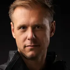 Zbliżenie na twarz Armina van Buurena, który przygotowuje się do koncertu w Warszawie.