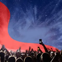 Tłum na koncercie, uniesione ręce, konfetti i czerwono-niebieskie światła. Słychać nowe polskie piosenki w radiu.