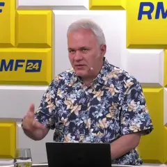 Mazurek z RMF FM w hawajskiej koszuli gestykuluje podczas rozmowy.