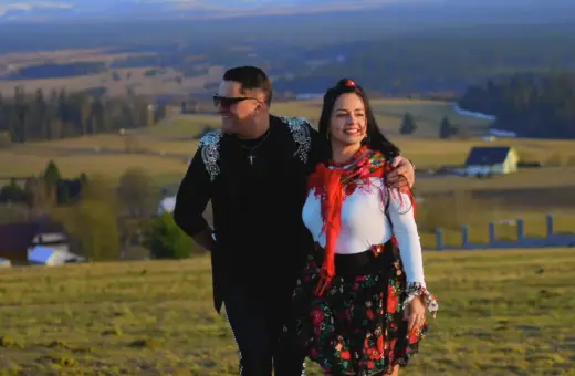 Kordian disco polo w stylizacji góralskiej z ukochaną na tle malowniczego krajobrazu.