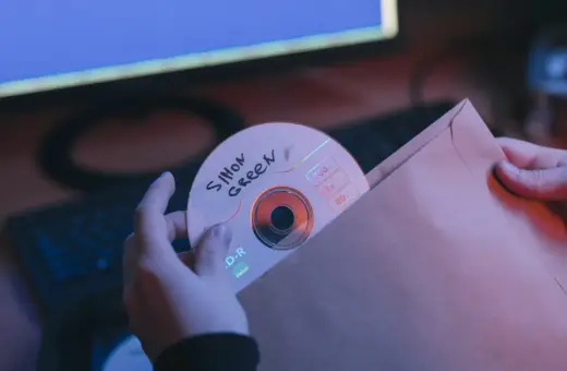 Ręce wsuwają płytę CD z napisem "Simon Green" do brązowej koperty. Może to być bootleg muzyczny.