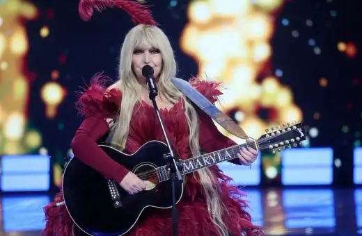 Maryla Rodowicz w piórach i z gitarą, przygotowuje się do koncertu. Jej piosenki, ułożone alfabetycznie, zabrzmią już wkrótce.