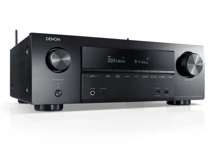 Czarny amplituner Denon z napisem Dolby Atmos, gotowy do zanurzenia w kinowym dźwięku.