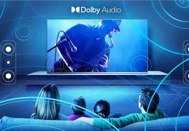 Rodzina ogląda koncert saksofonisty na ekranie telewizora, ciesząc się kinowym dźwiękiem Dolby Digital Plus.