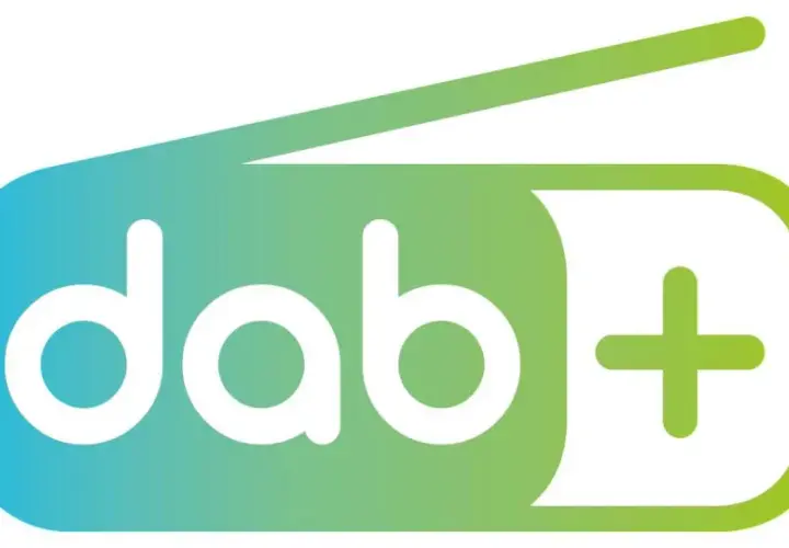Logo DAB+ z białym napisem na tle gradientowym od niebieskiego do zielonego, symbolizujące nowoczesne częstotliwości radiowe.