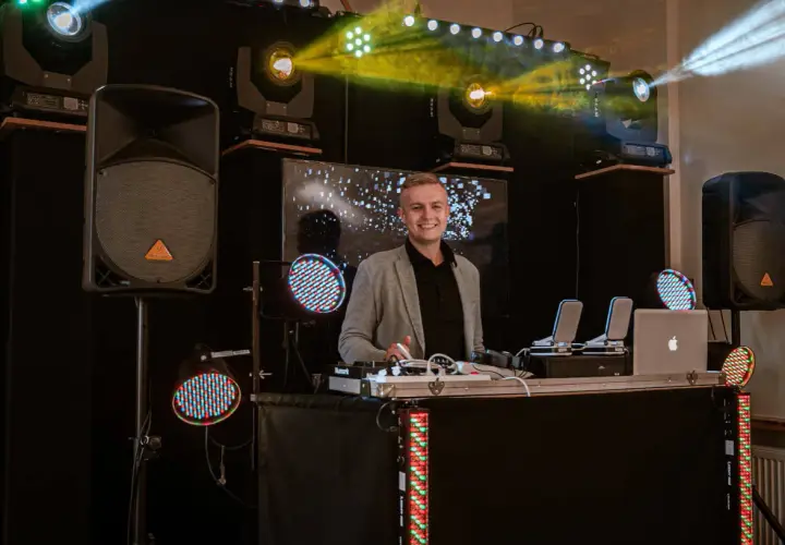 Ile bierze DJ za imprezę? Cennik, koszty, jak nie przepłacić