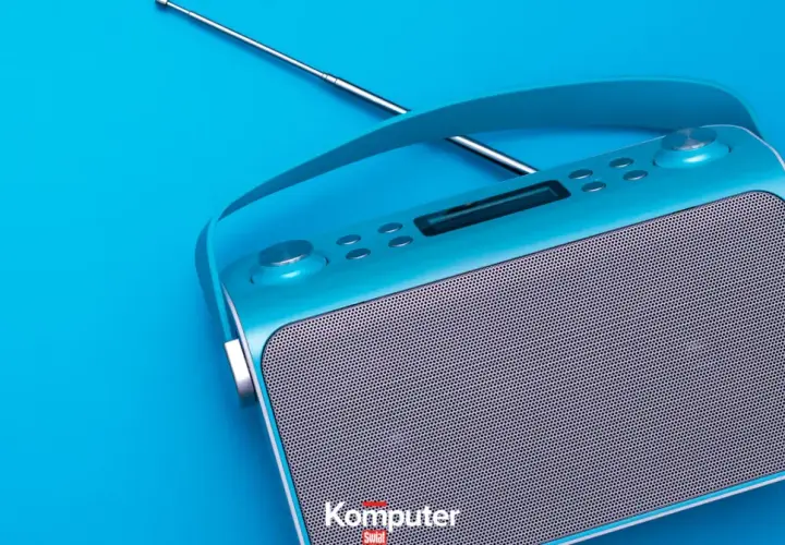 Turkusowe radio z anteną, gotowe do odbioru ulubionych stacji w jakości dab+.