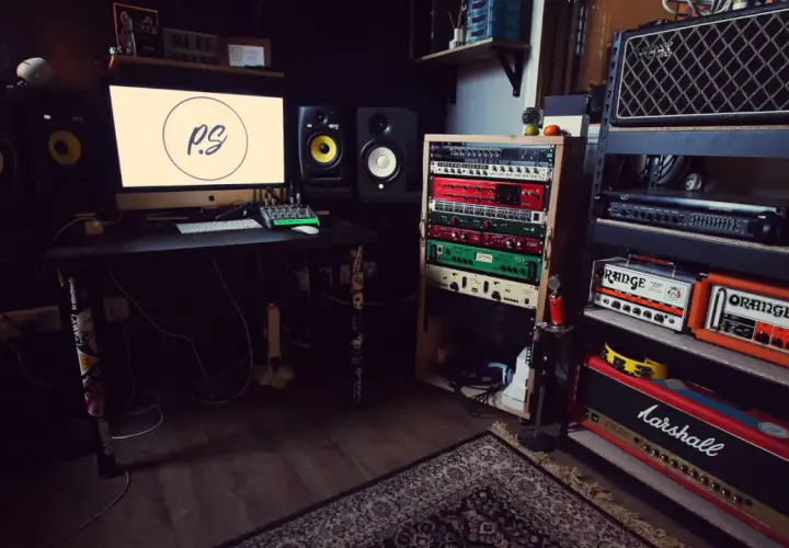 Studio z komputerem, monitorami studyjnymi, rackiem z efektami i wzmacniaczami gitarowymi. To miejsce, gdzie rodzą się dźwięki, a technologia skytech wspiera kreatywność.