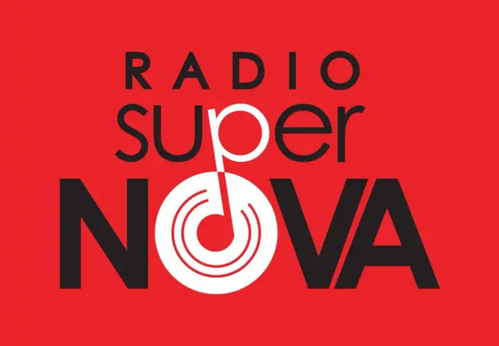 Logo Radia Supernova. Czarny napis "RADIO SUPER NOVA" na czerwonym tle. Litera "O" w "SUPER" i "NOVA" stylizowana na nutę.