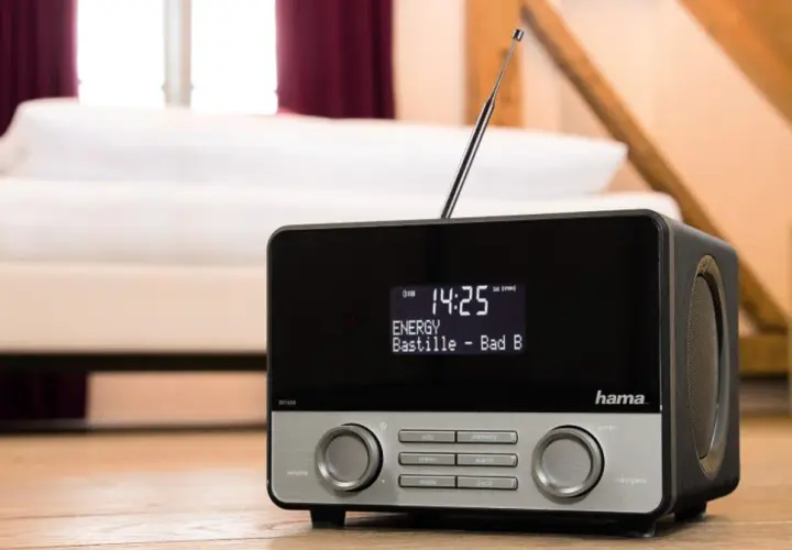Nowoczesne radio DAB Hama, grające "Bastille - Bad B" na stacji ENERGY. To radio dab, co to za technologia?