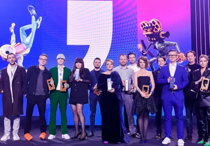 Laureaci na gali Empiku 2026 odbierają nagrody. Na scenie widać grupę osób z pucharami, a w tle ekran z grafikami.