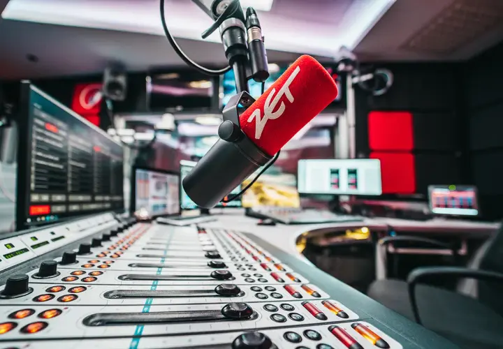 Mikrofon z logo ZET w studiu radiowym. Słuchaj nas na odpowiedniej radio zet częstotliwość, by usłyszeć najlepszą muzykę i wiadomości.