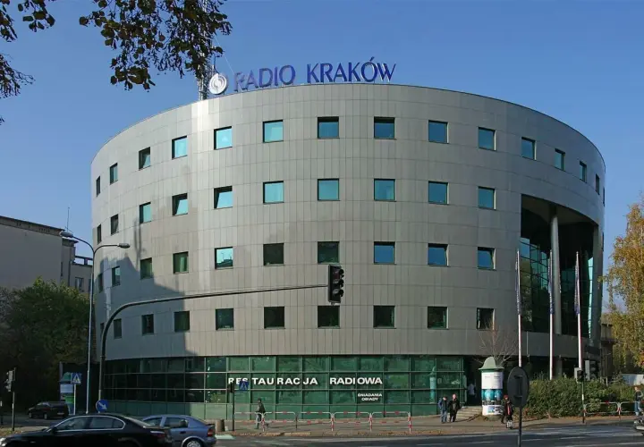 Nowoczesny budynek Radia Kraków. Sprawdź jego częstotliwość, by posłuchać lokalnych wiadomości i audycji.