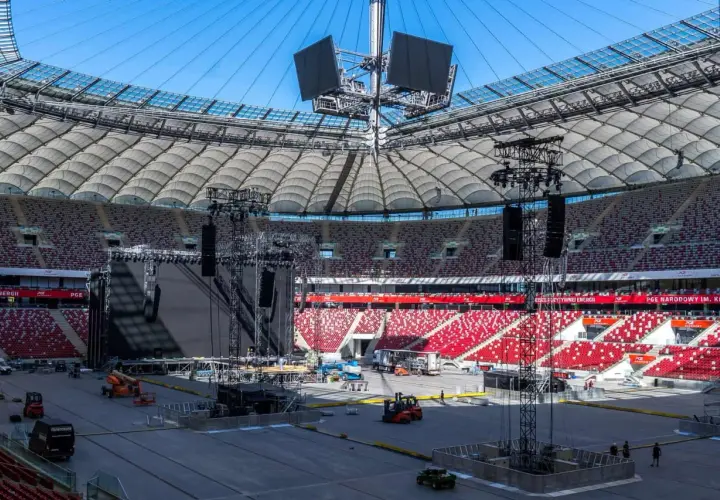 Stadion przygotowany do wielkiego koncertu sanah 2026. Ogromna scena, telebimy i trybuny czekają na fanów.
