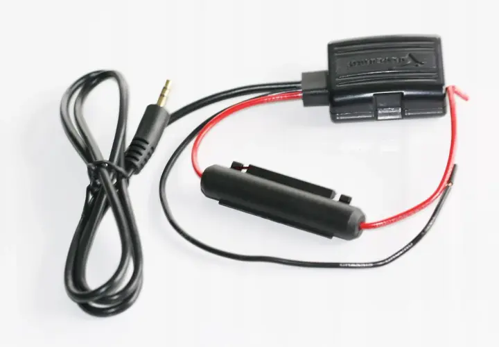 Adapter z kablem jack 3.5mm i bezpiecznikiem, idealny do podłączenia aux w samochodzie.