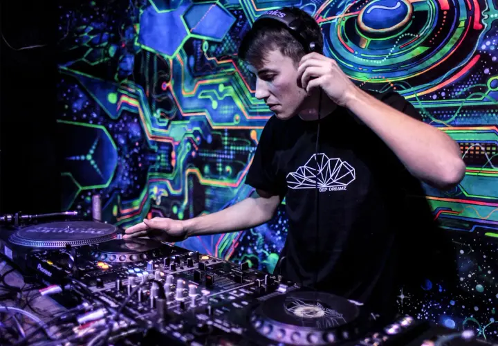 Jak zostać DJ-em w Polsce? Przewodnik po karierze i zarobkach