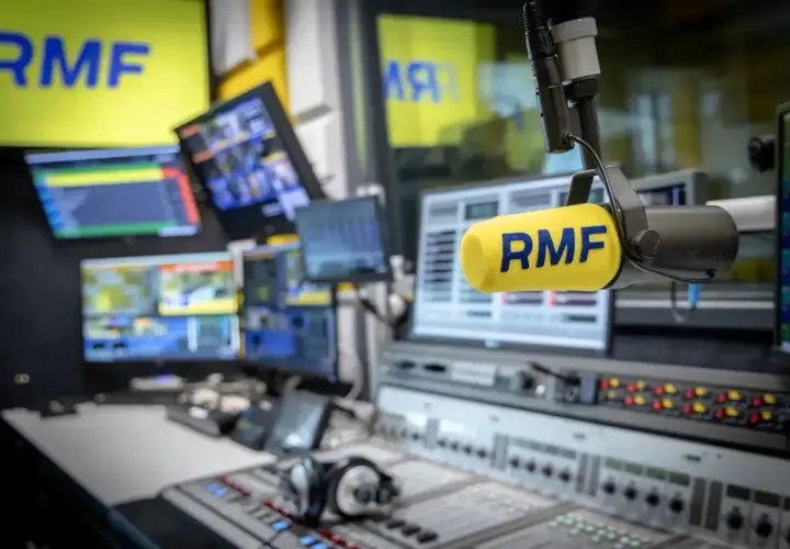 Mikrofon z logiem RMF FM w studiu radiowym, gotowy do transmisji. Może to być zapowiedź kolejnej edycji loterii RMF FM.