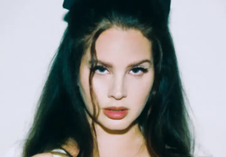 Lana Del Rey z czarną kokardą we włosach, gotowa na koncerty.